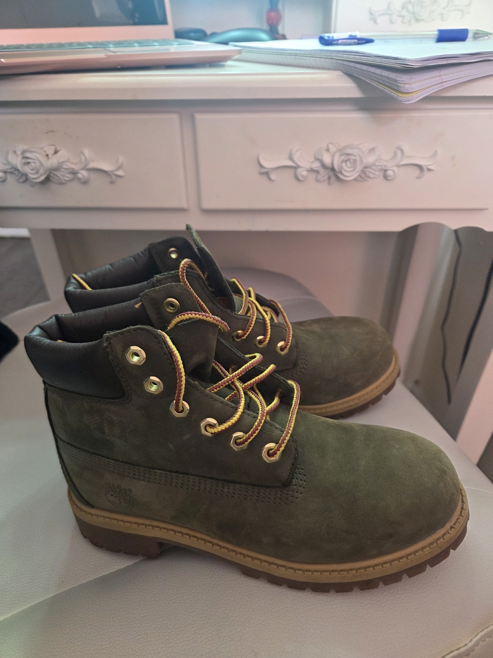 Timberland Kids Olive Green Lace-Up Ankle Boots with Tan Sole. Brand New Size 3
